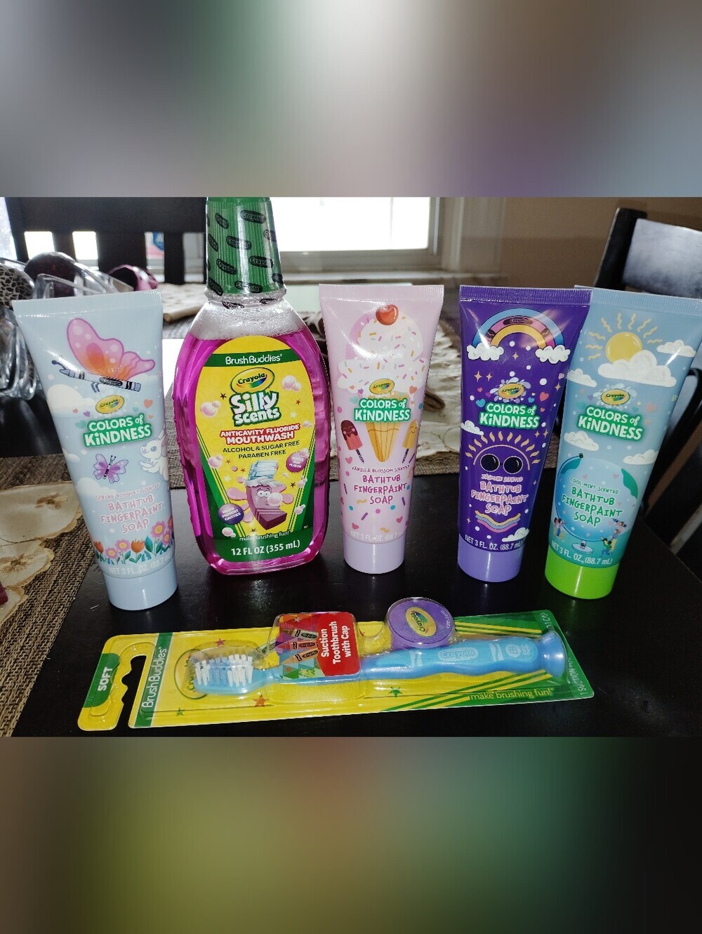 Crayola silly scents color of kindness kids collection. Includes super cute Bath